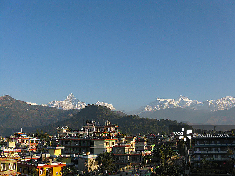 国外风光：尼泊尔博卡拉城市建筑与远处的喜马拉雅山脉安纳普尔纳峰群图片素材