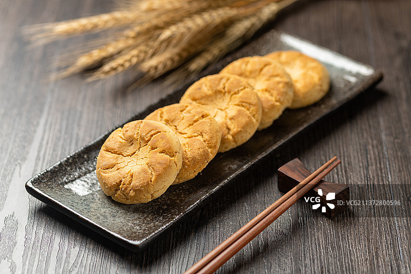 中式糕点核桃酥特写木桌面背景图片素材