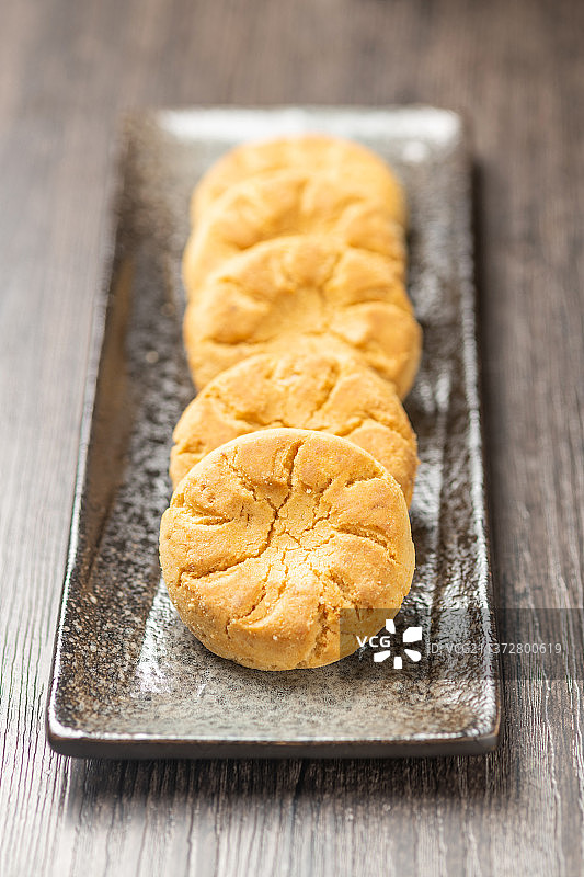 中式糕点核桃酥特写木桌面背景图片素材