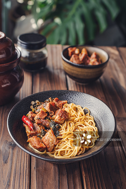 老坛酸菜红烧牛肉拌面图片素材