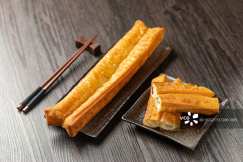 传统面食油条特写木桌面背景图片素材