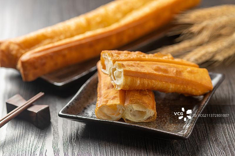 传统面食油条特写木桌面背景图片素材