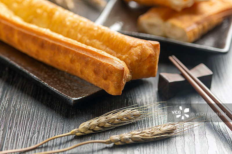 传统面食油条特写木桌面背景图片素材