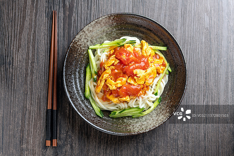 西红柿打卤面特写木桌面深色调图片素材