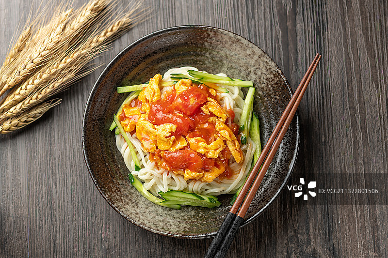 西红柿打卤面特写木桌面深色调图片素材