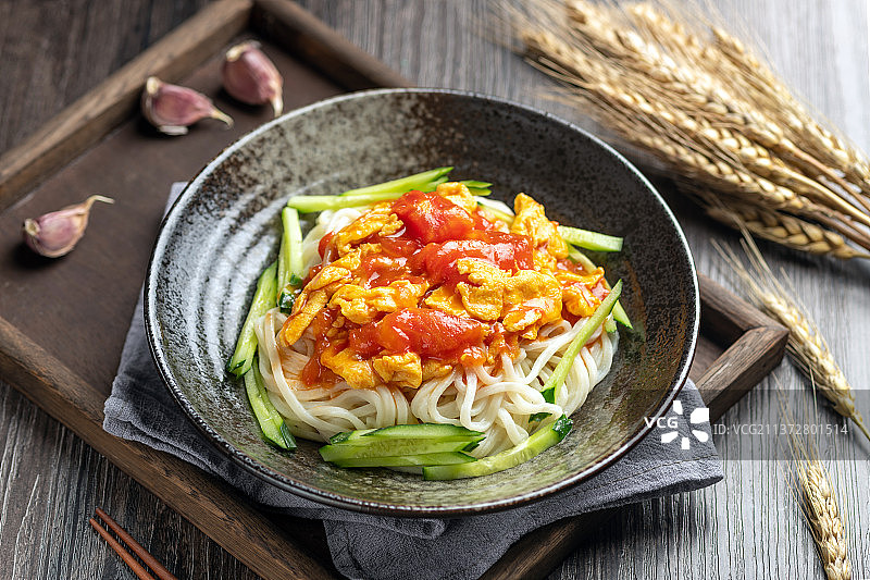 西红柿打卤面特写木桌面深色调图片素材