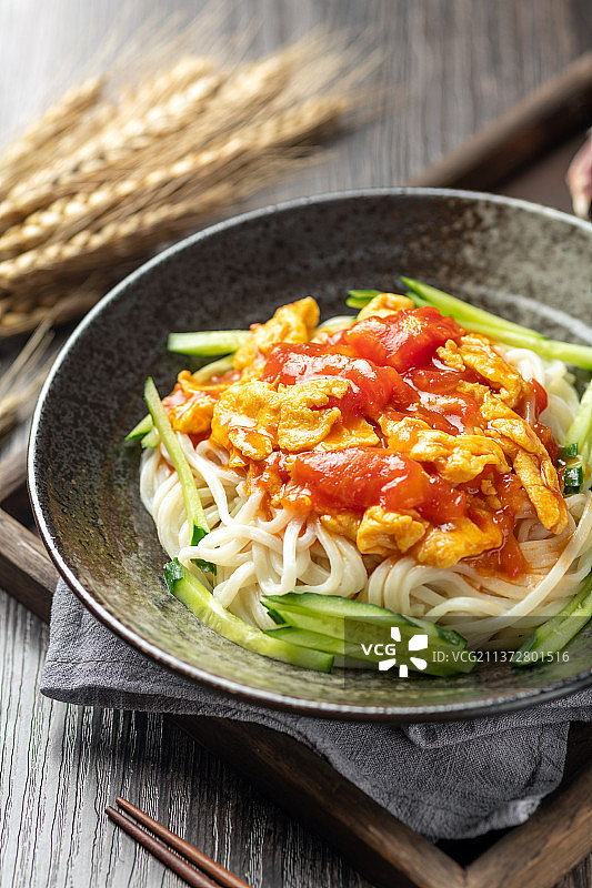 西红柿打卤面特写木桌面深色调图片素材