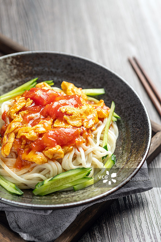 西红柿打卤面特写木桌面深色调图片素材