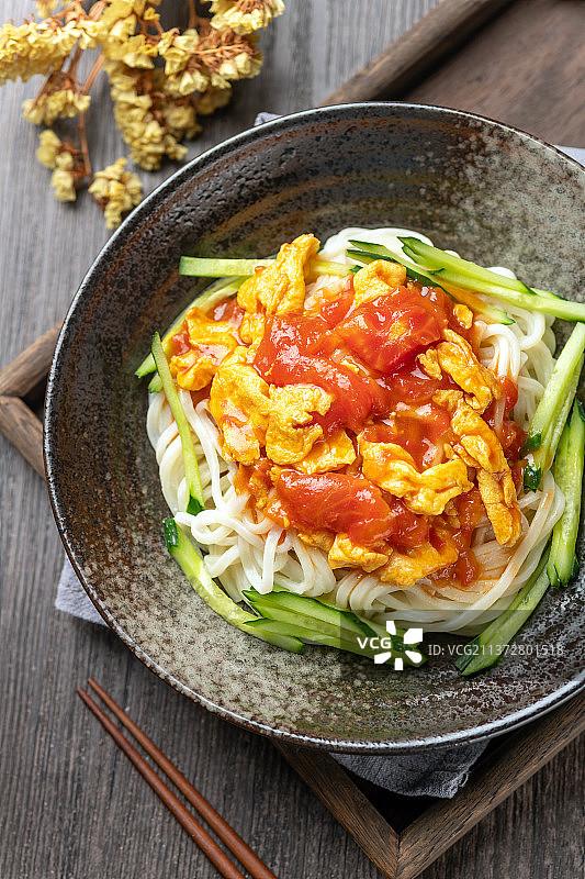 西红柿打卤面特写木桌面深色调图片素材