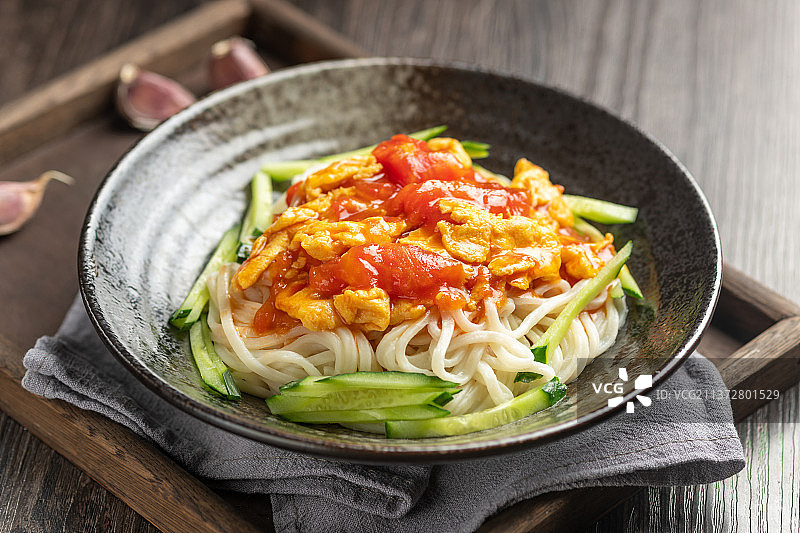 西红柿打卤面特写木桌面深色调图片素材