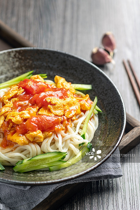 西红柿打卤面特写木桌面深色调图片素材