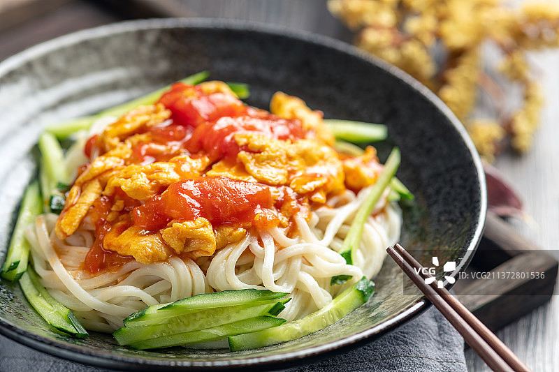 西红柿打卤面特写木桌面深色调图片素材