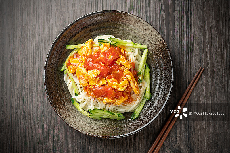 西红柿打卤面特写木桌面深色调图片素材