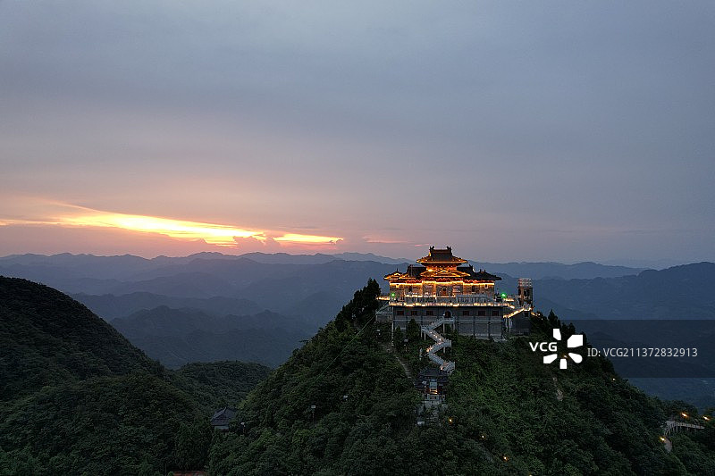 山顶有座庙图片素材