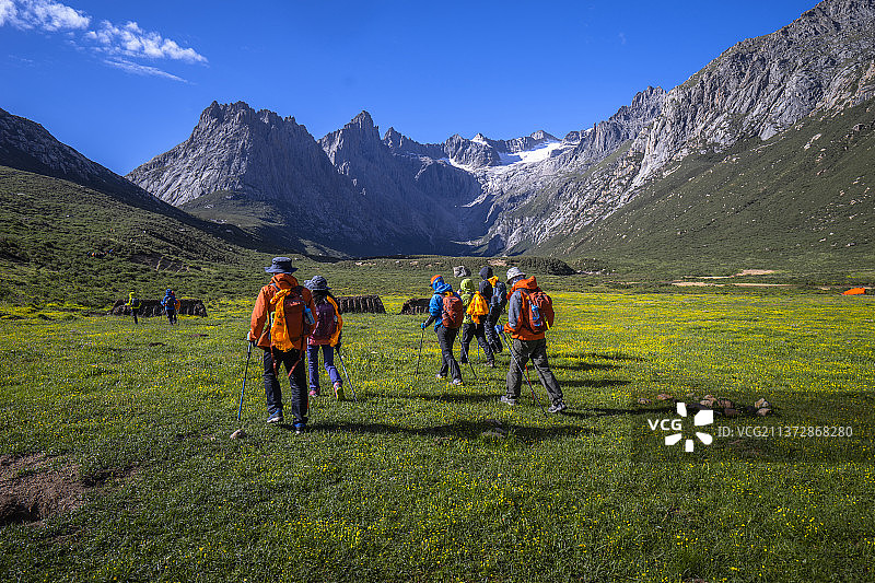一群人在高山下徒步旅行图片素材