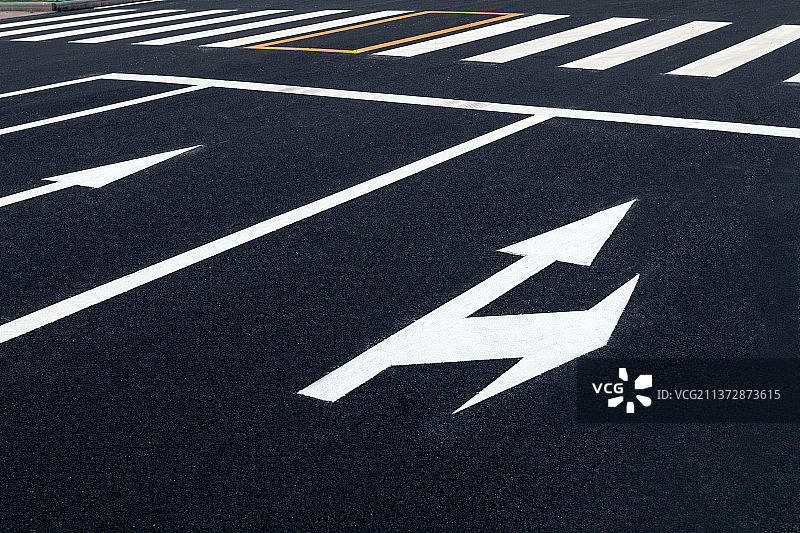 交通标线直行右转箭头特写图片素材