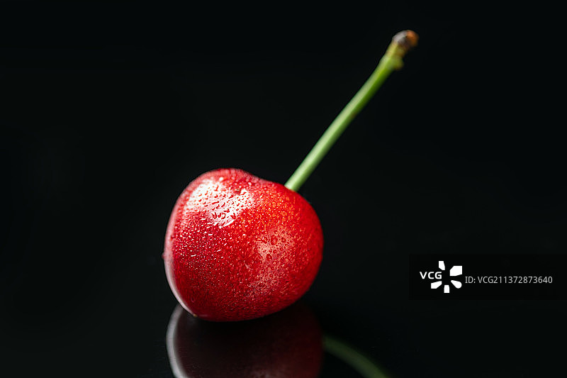 樱桃特写黑色背景图片素材
