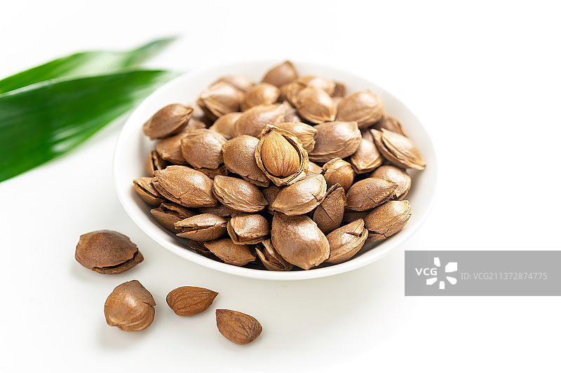 坚果杏仁特写白色背景图片素材