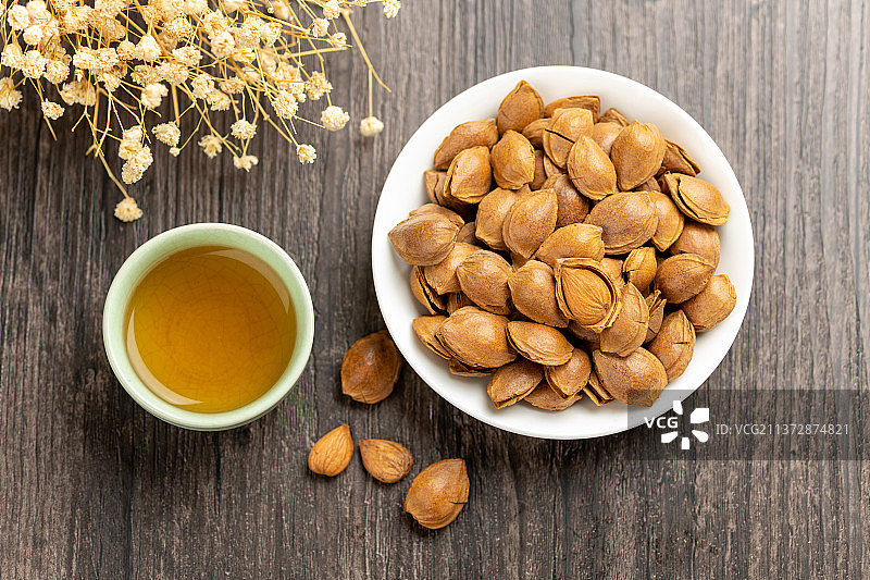 坚果杏仁特写木桌面背景图片素材