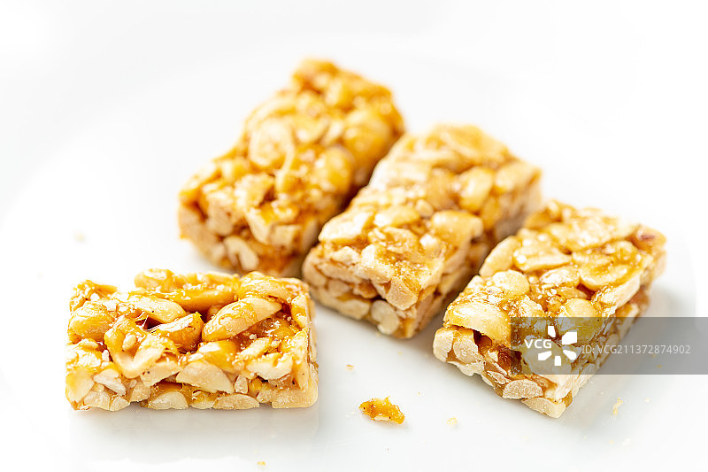花生糖特写白色背景图片素材