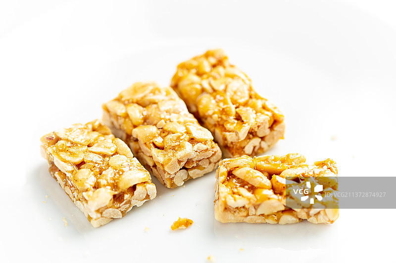 花生糖特写白色背景图片素材