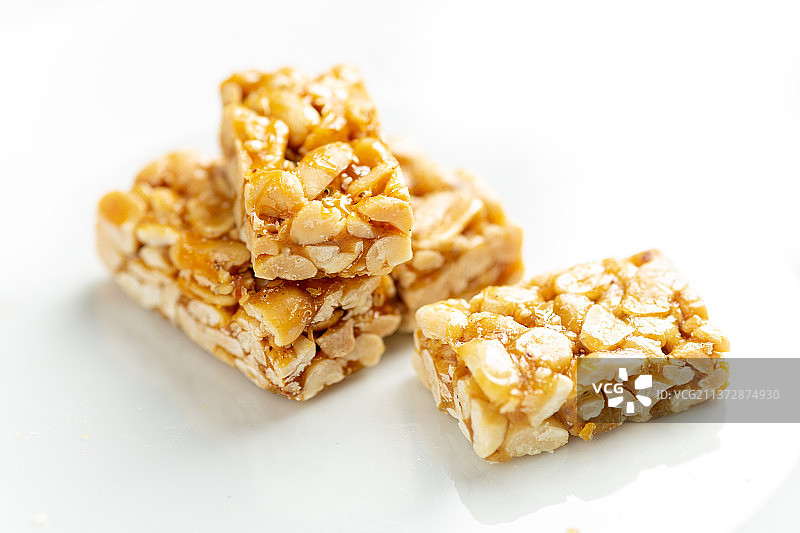 花生糖特写白色背景图片素材
