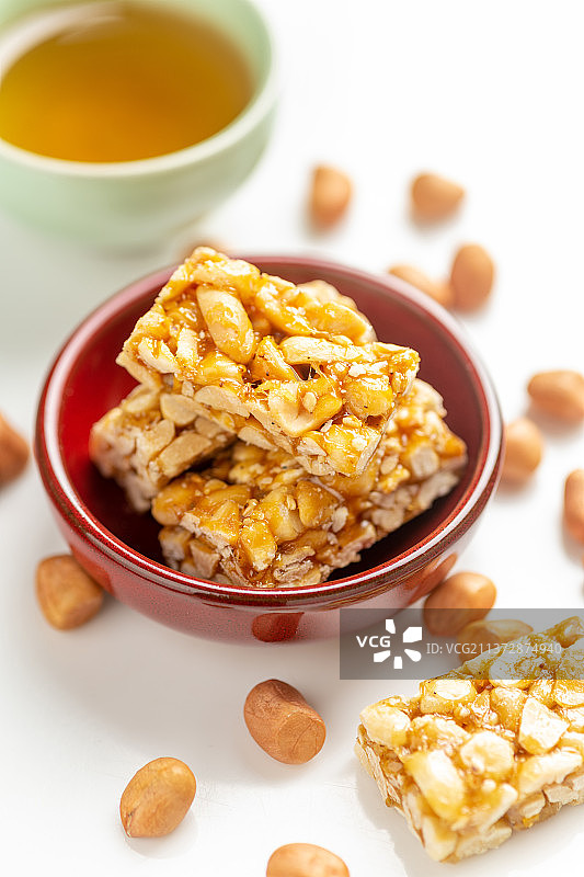 花生糖特写白色背景图片素材