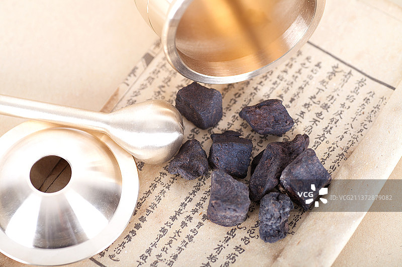 药材何首乌和医书典籍及医用杵臼图片素材