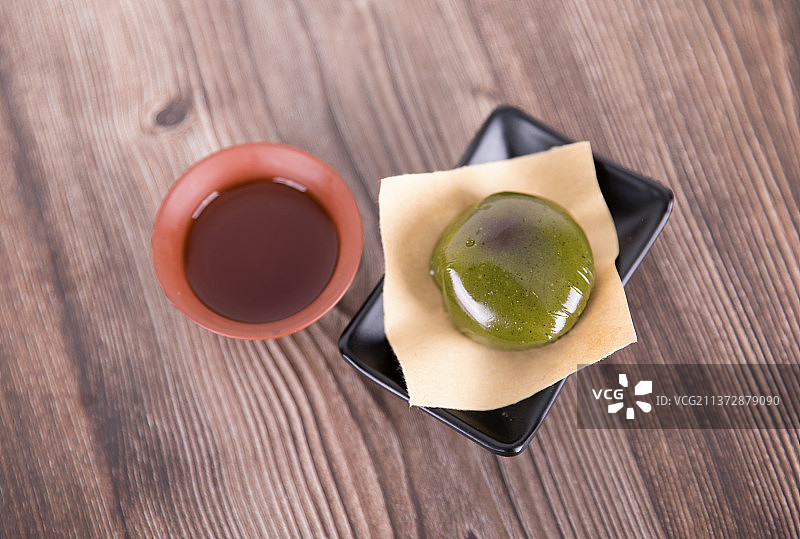 一个清明节的青团子和一碗茶图片素材