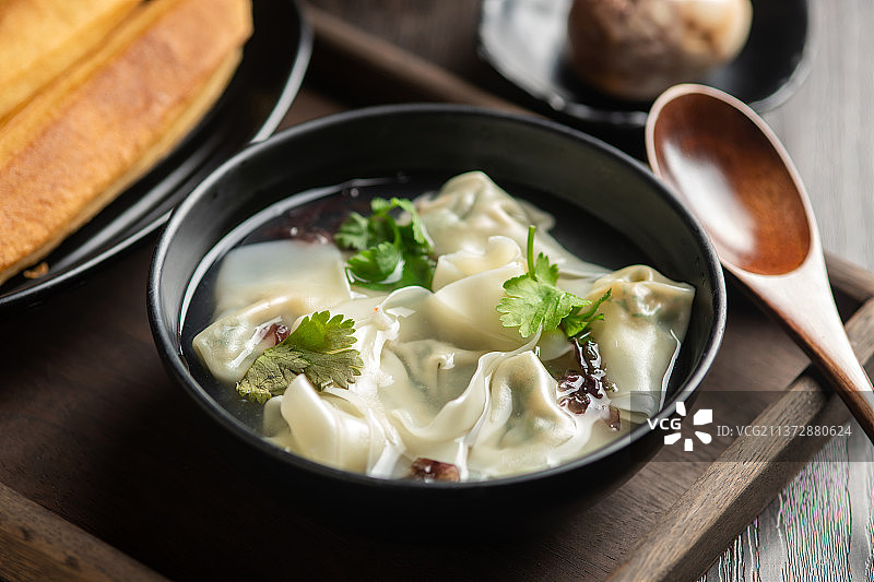 云吞馄饨特写木桌面背景中式早餐概念图片素材