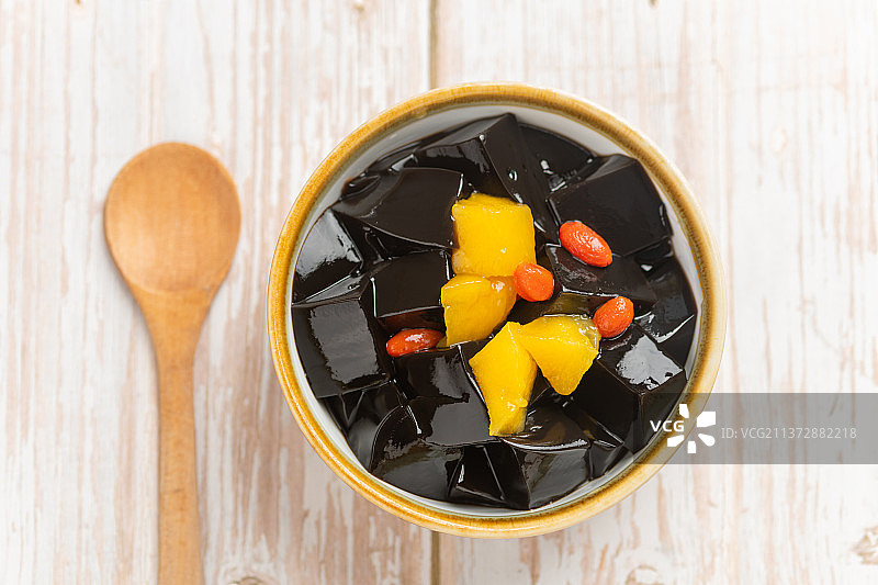 龟苓膏黑凉粉特写木桌面背景图片素材