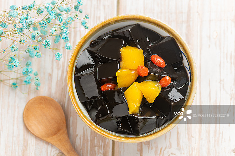 龟苓膏黑凉粉特写木桌面背景图片素材