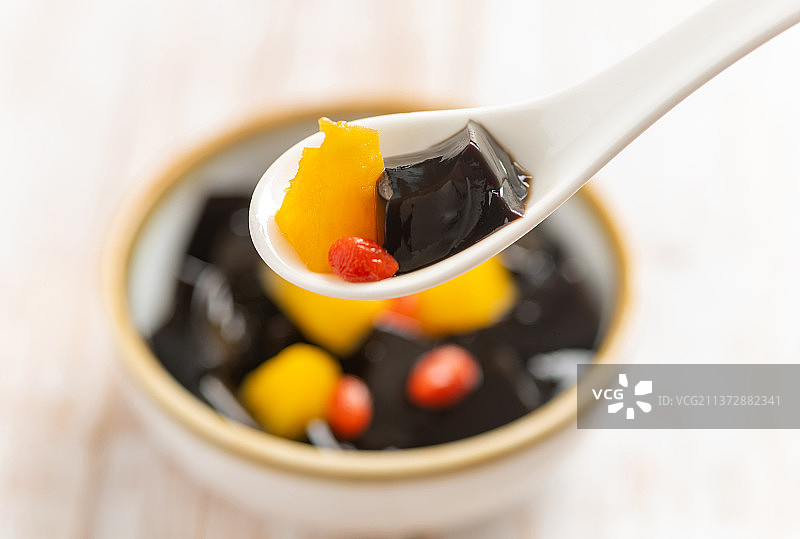 勺盛龟苓膏黑凉粉特写木桌面背景图片素材