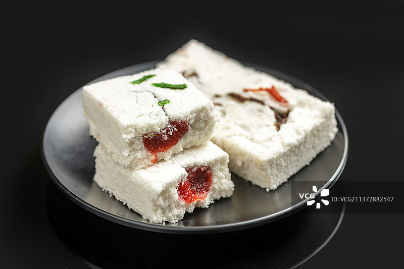 糕干特写黑色背景图片素材