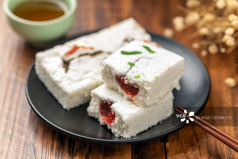 一盘糕干摆放在木桌面上特写图片素材