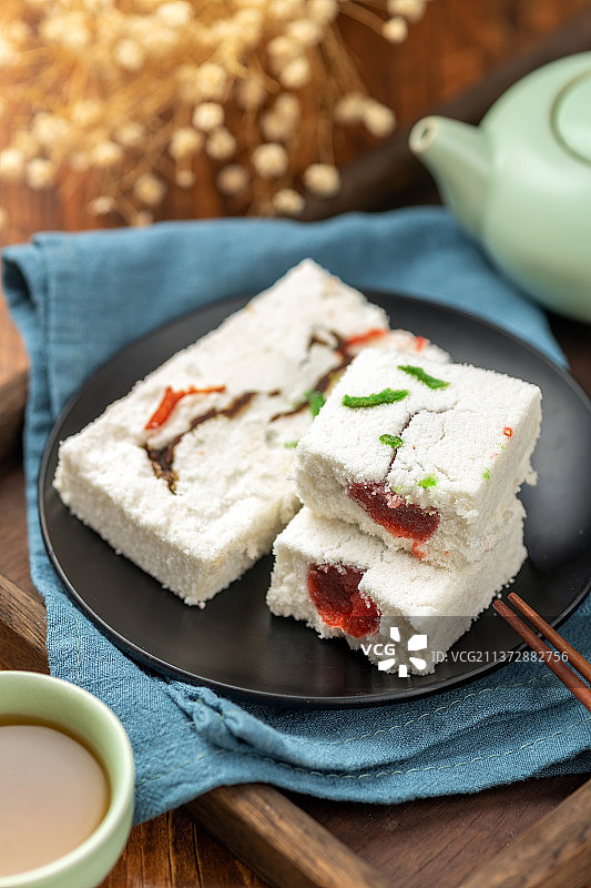 一盘糕干摆放在木桌面上特写图片素材