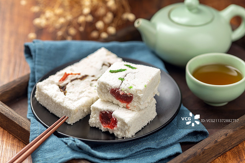 一盘糕干摆放在木桌面上特写图片素材