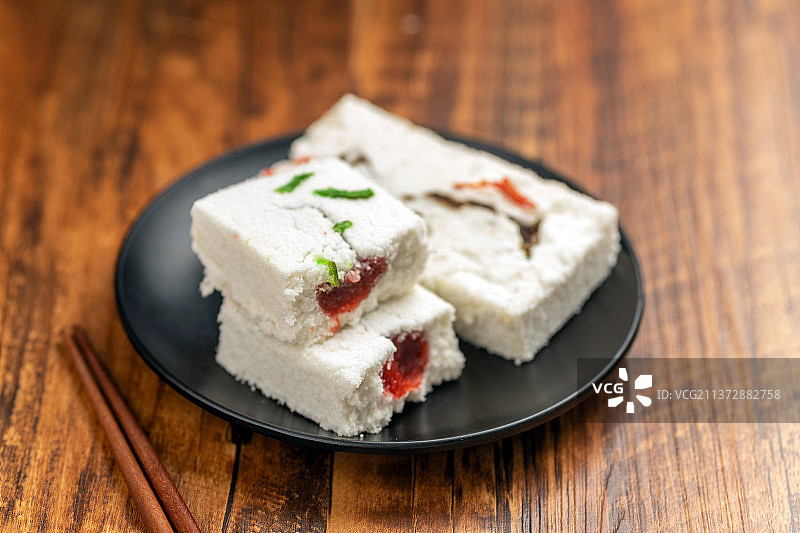 一盘糕干摆放在木桌面上特写图片素材