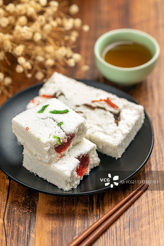 一盘糕干摆放在木桌面上特写图片素材