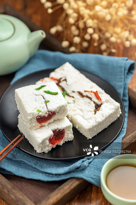 一盘糕干摆放在木桌面上特写图片素材