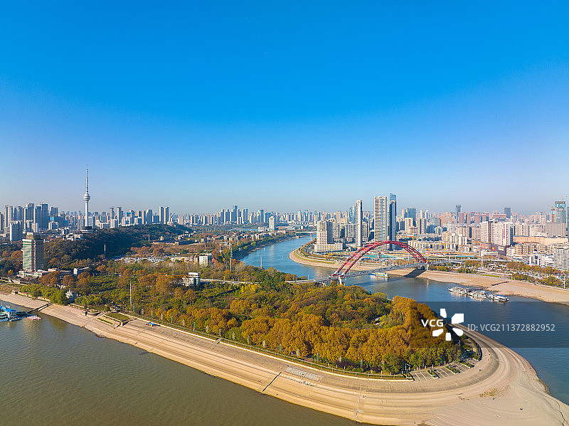 武汉汉阳江滩和南岸嘴公园秋季风光图片素材
