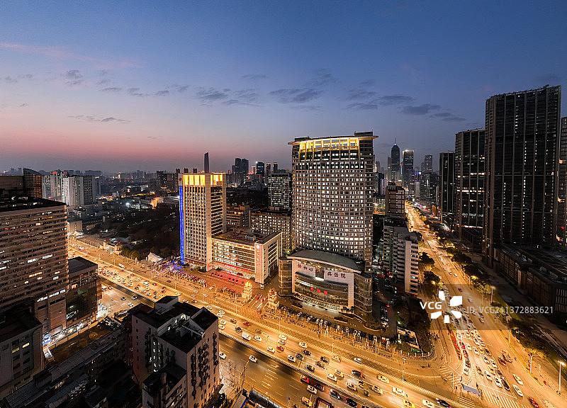 湖北武汉华中科技大学同济医学院附属协和医院蓝调夜景全景图片素材