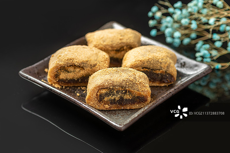 驴打滚特写黑色背景图片素材