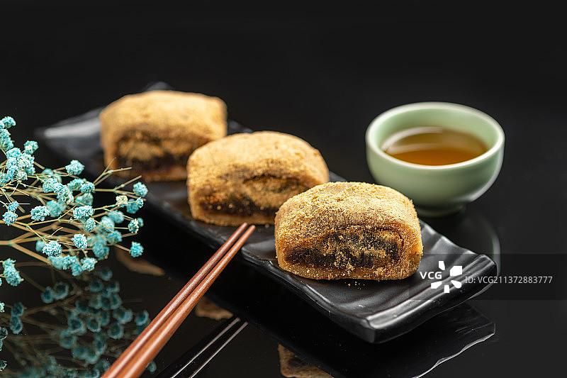 驴打滚特写黑色背景图片素材