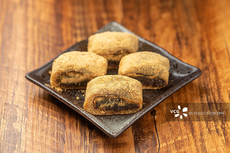 驴打滚特写木桌面背景图片素材