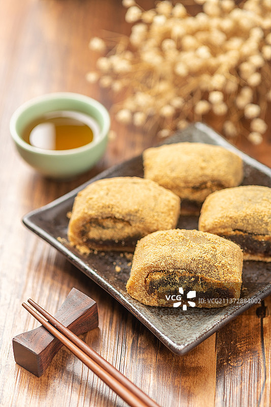 驴打滚特写木桌面背景图片素材