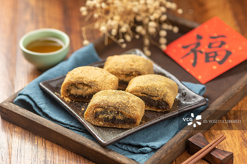 驴打滚特写木桌面背景图片素材