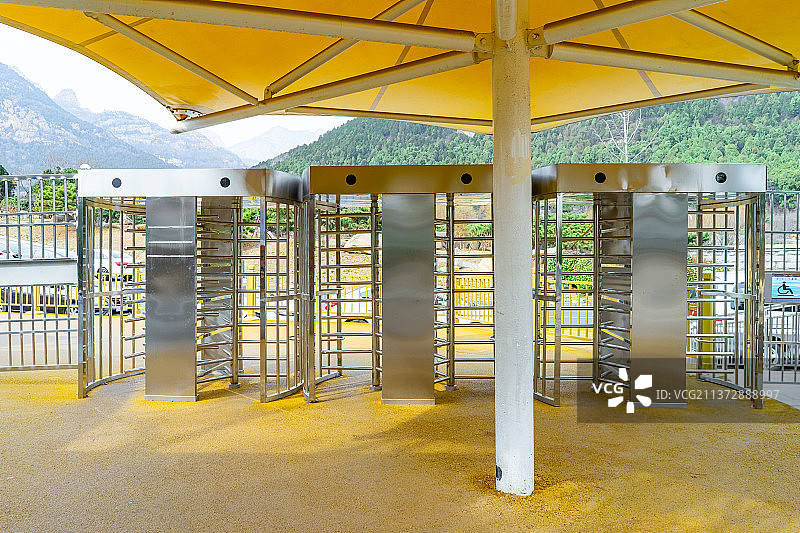 中国公共设施拍摄主题，一个不锈钢的单向十字转门，户外无人图像摄影图片素材