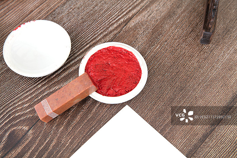 桌子上的印泥和印章图片素材