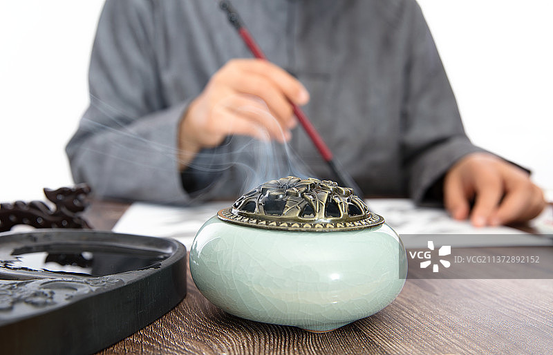 书法家正在书写毛笔字图片素材